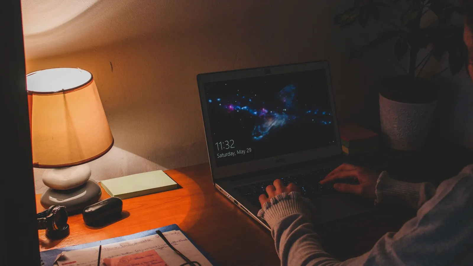 Pantalla de portàtil encesa en una oficina a les fosques, l'escena de descobrir que el web té un problema
