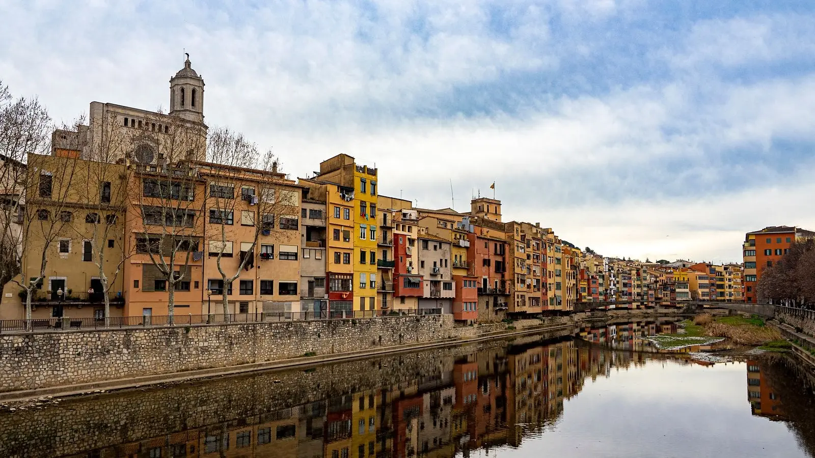Casas de colores junto al río Onyar, con la catedral de Girona asomando por encima