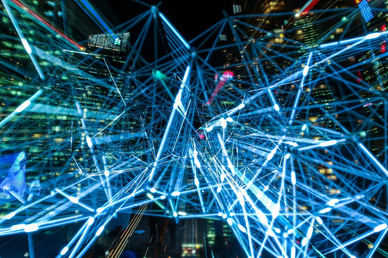 Estelas de luz de una ciudad que representan las redes digitales y el posicionamiento GEO con inteligencia artificial