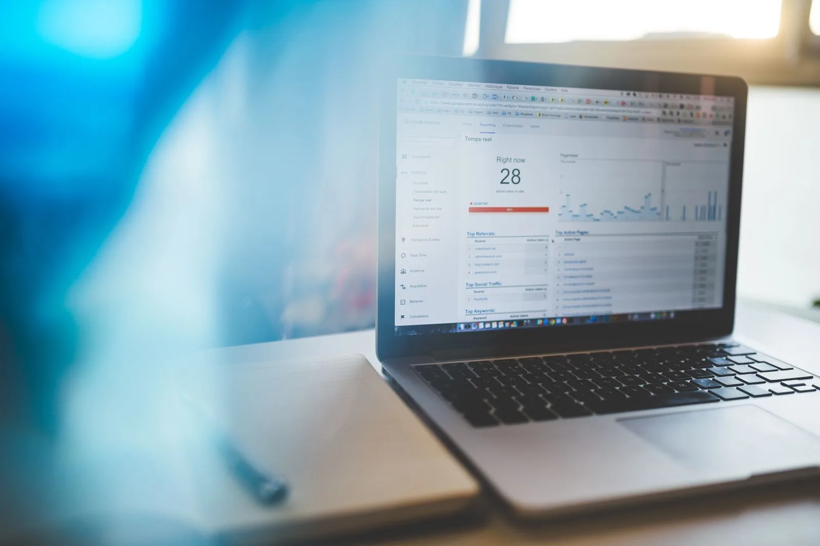 Panel de analítica web y posicionamiento SEO en la pantalla de un portátil