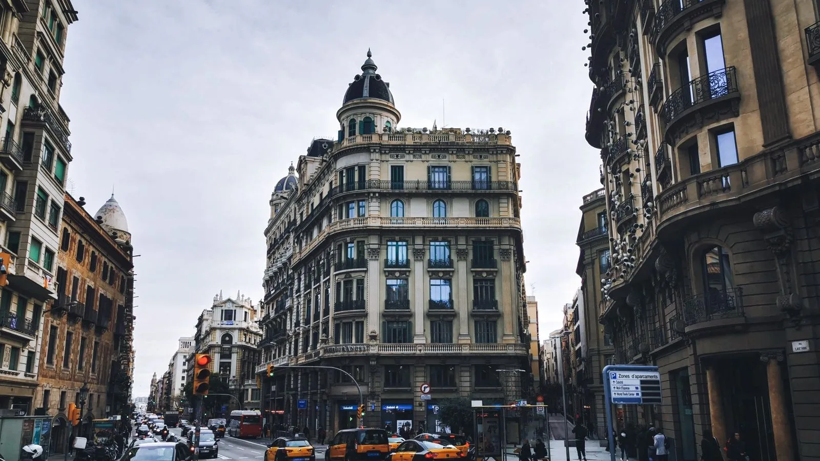 Cruïlla de l'Eixample de Barcelona amb trànsit i edificis modernistes, la ciutat on es competeix pel posicionament SEO