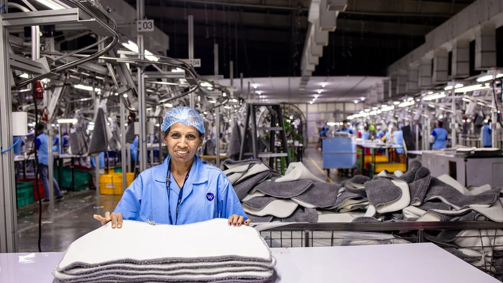Operària en una planta industrial de les que compren serveis a proveïdors