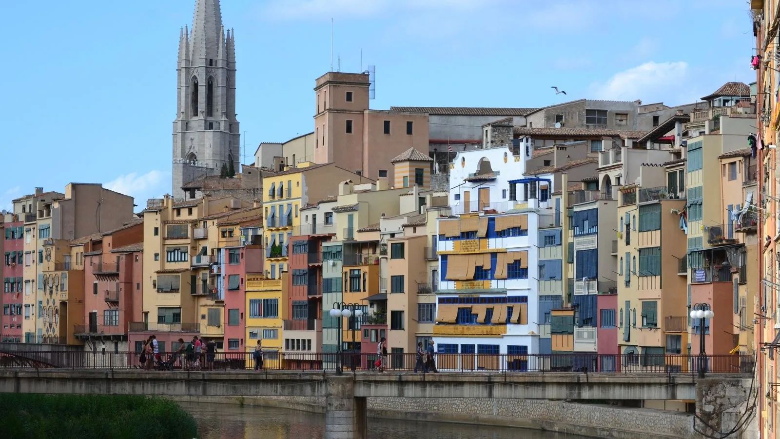 Cases de colors i la catedral sobre el riu Onyar a Girona, la ciutat on treballem el posicionament SEO local
