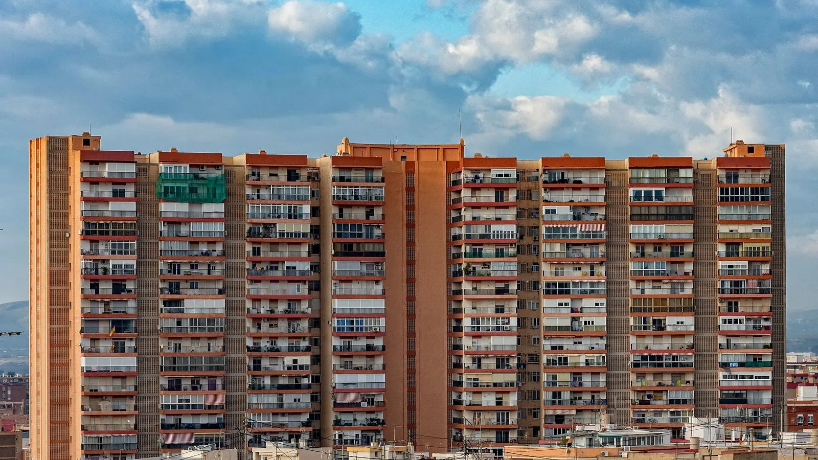 Blocs d'habitatges alts i atapeïts, la densitat que defineix l'Hospitalet de Llobregat