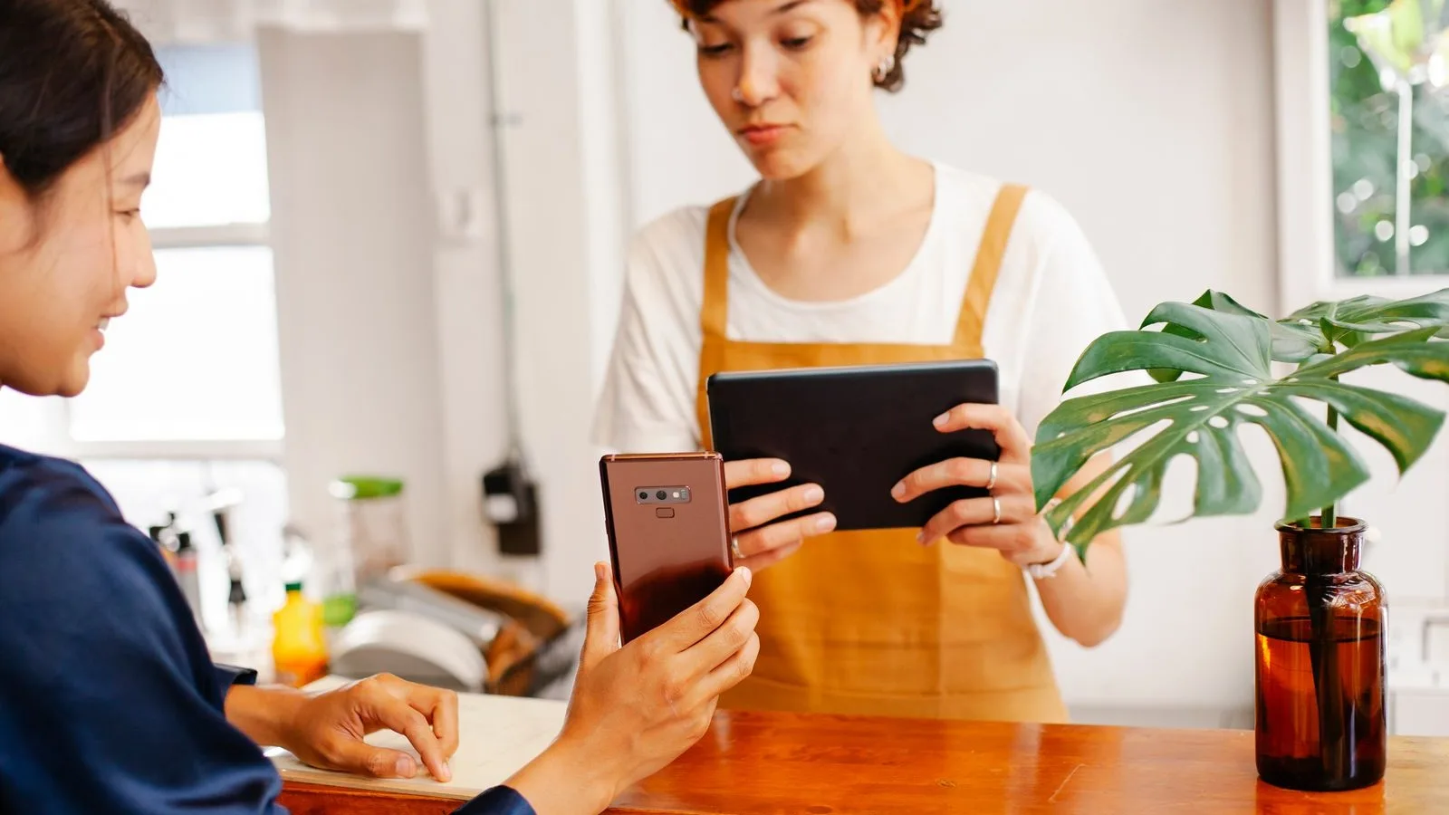 Comerciante repasando desde el mostrador los datos de su ficha de Google