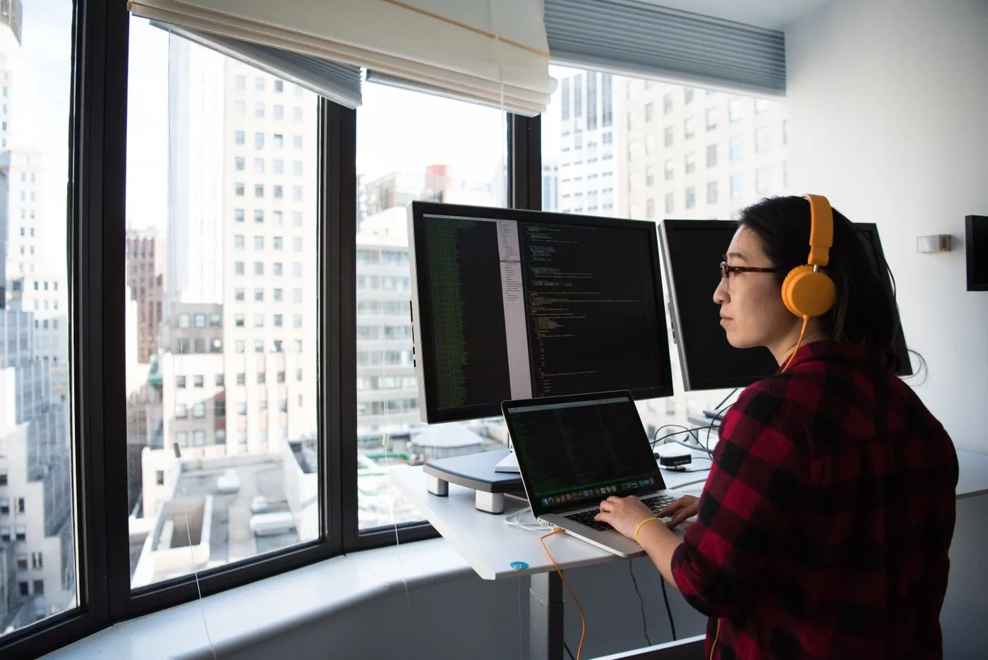 Programador revisant a la pantalla les dues versions d'un web bilingüe