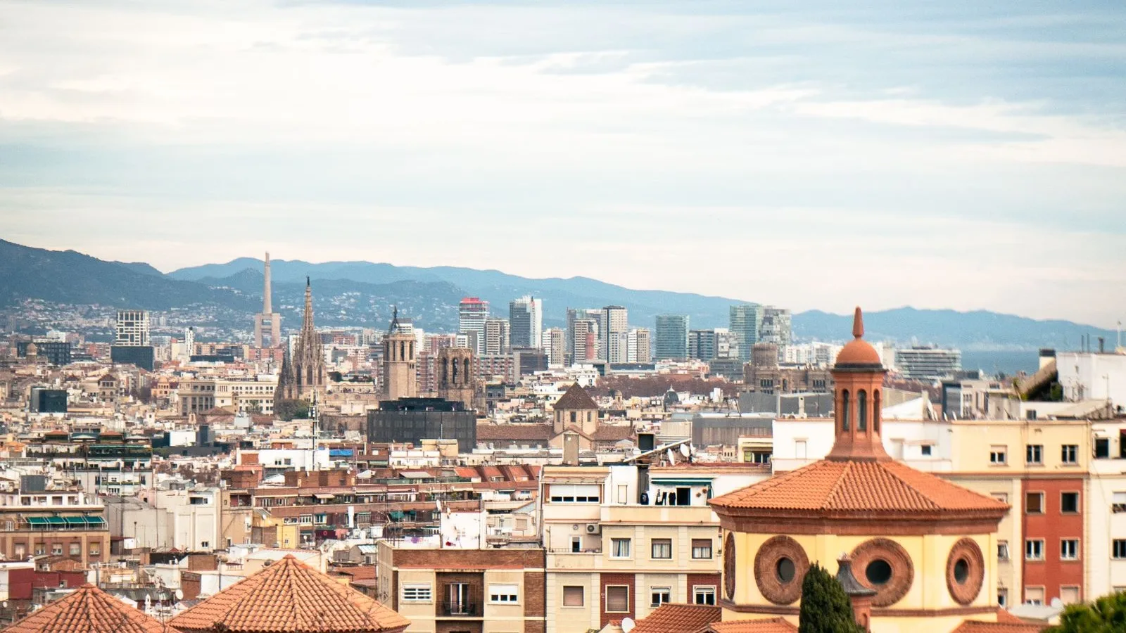 Vista d'edificis d'oficines de Barcelona, ciutat on desenvolupem programari a mida per a empreses