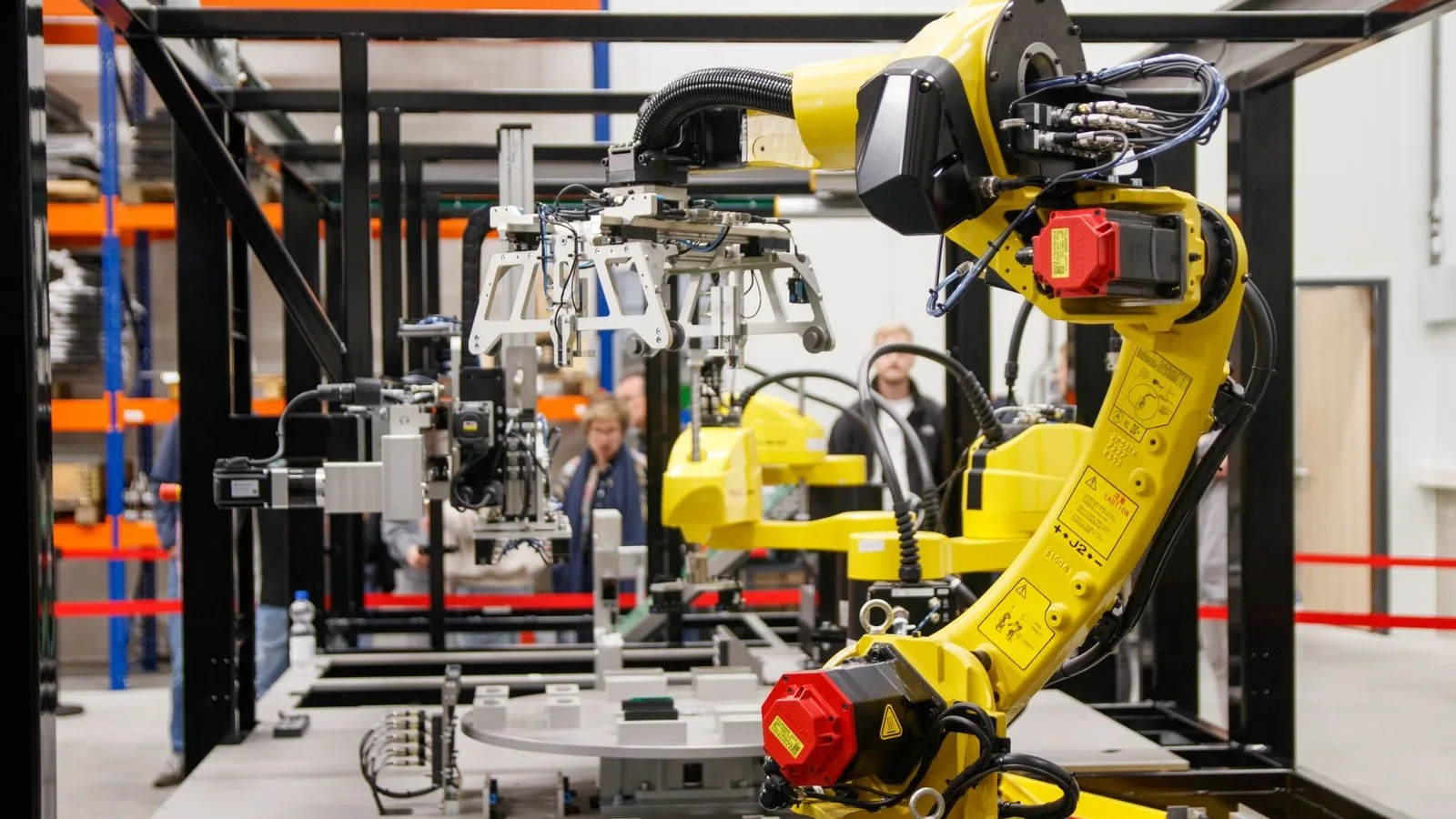 Cèl·lula de producció amb robot en una empresa mitjana que treballa per torns