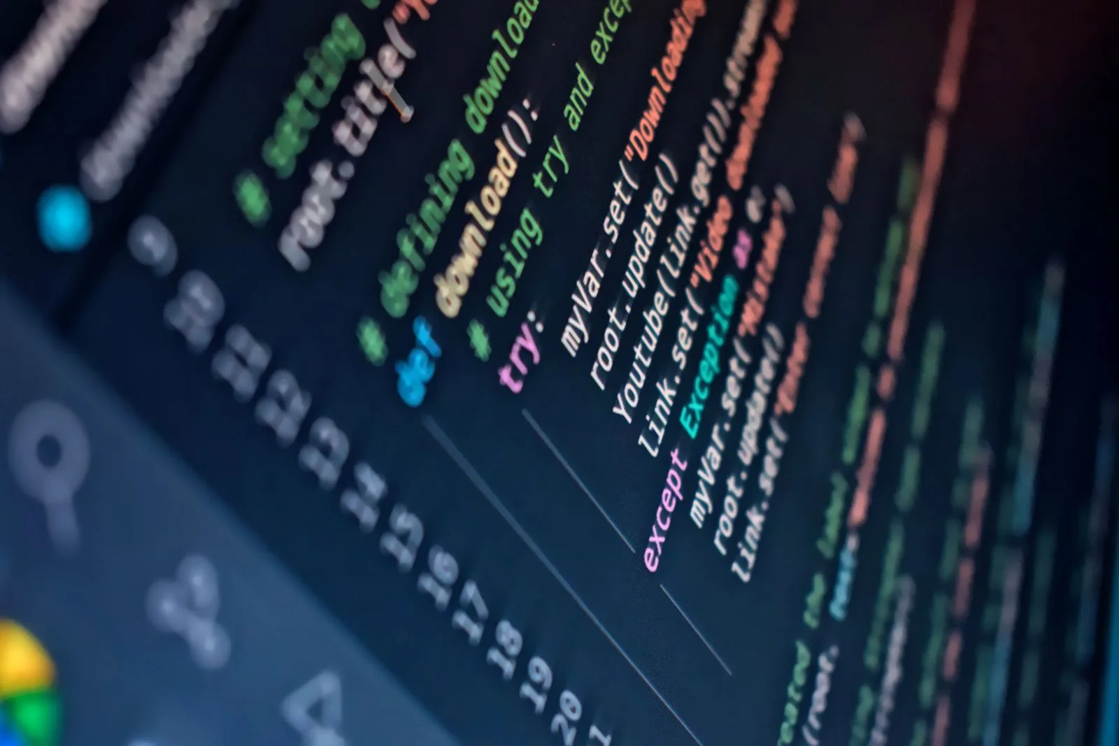 Programador escribiendo el código de un software a medida para una empresa