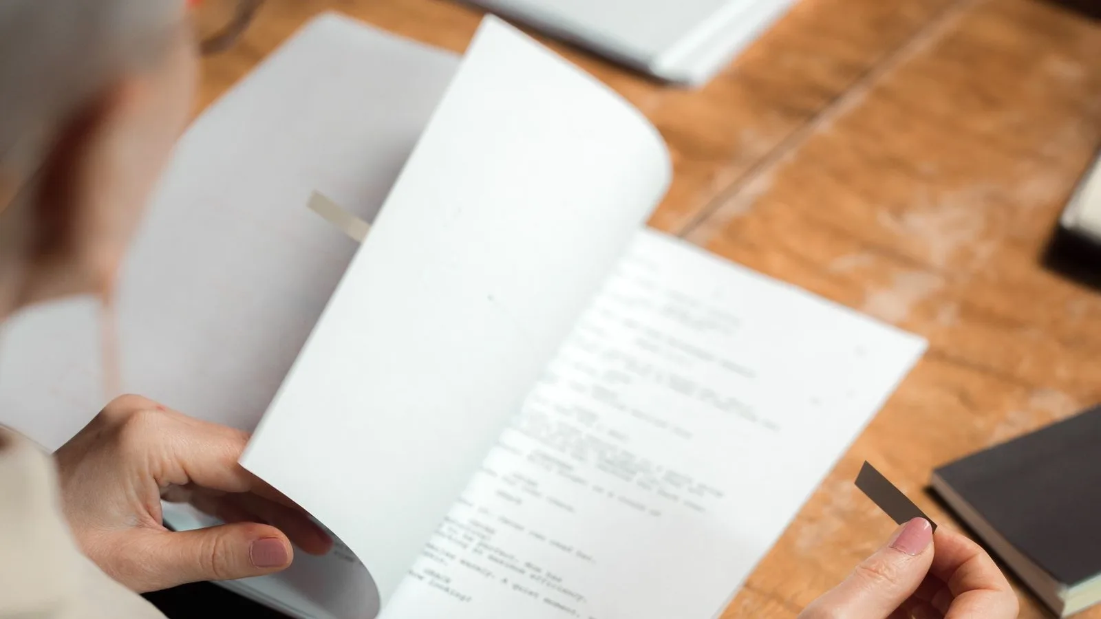 Persona repassant sobre paper els textos d'un web abans de tenir-lo en català i castellà