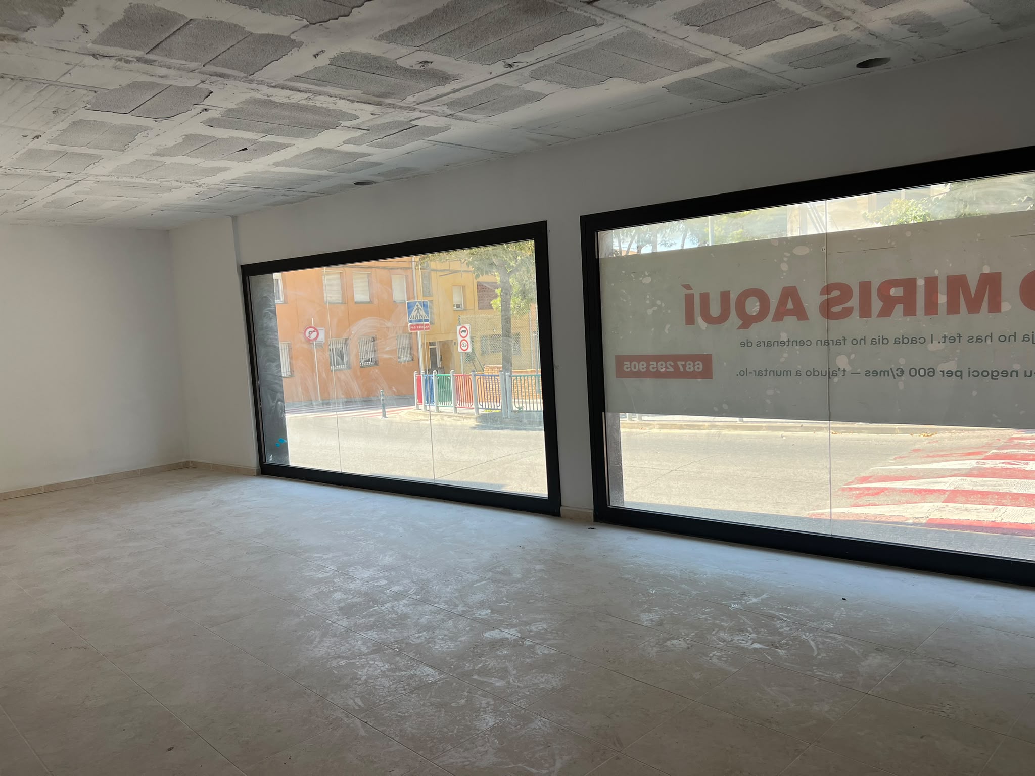 Interior con grandes ventanales